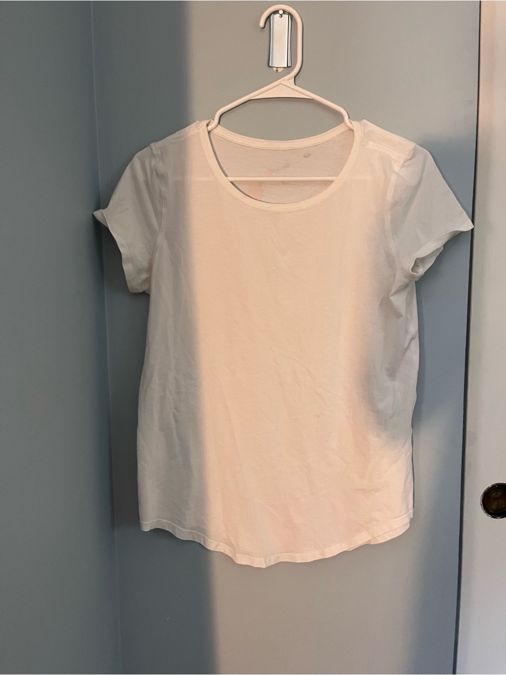 Lululemon HAWAII Women’s Crew Neck Short Sleeve Top - White (not sure of size) - Picture 2 of 2